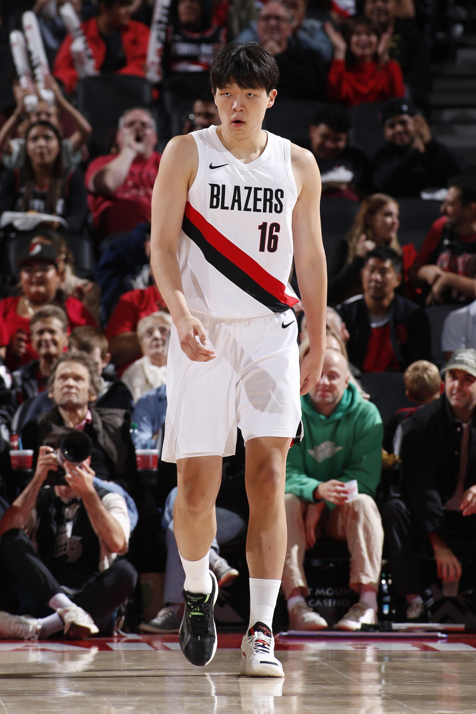 杨瀚森季前赛表现：进攻犀利，防守站位与护框能力突出