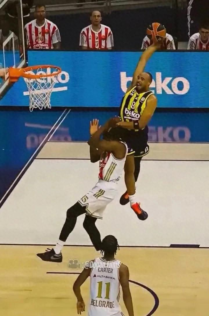 震撼！湖人旧将小塔克欧洲联赛上演NBA级隔扣