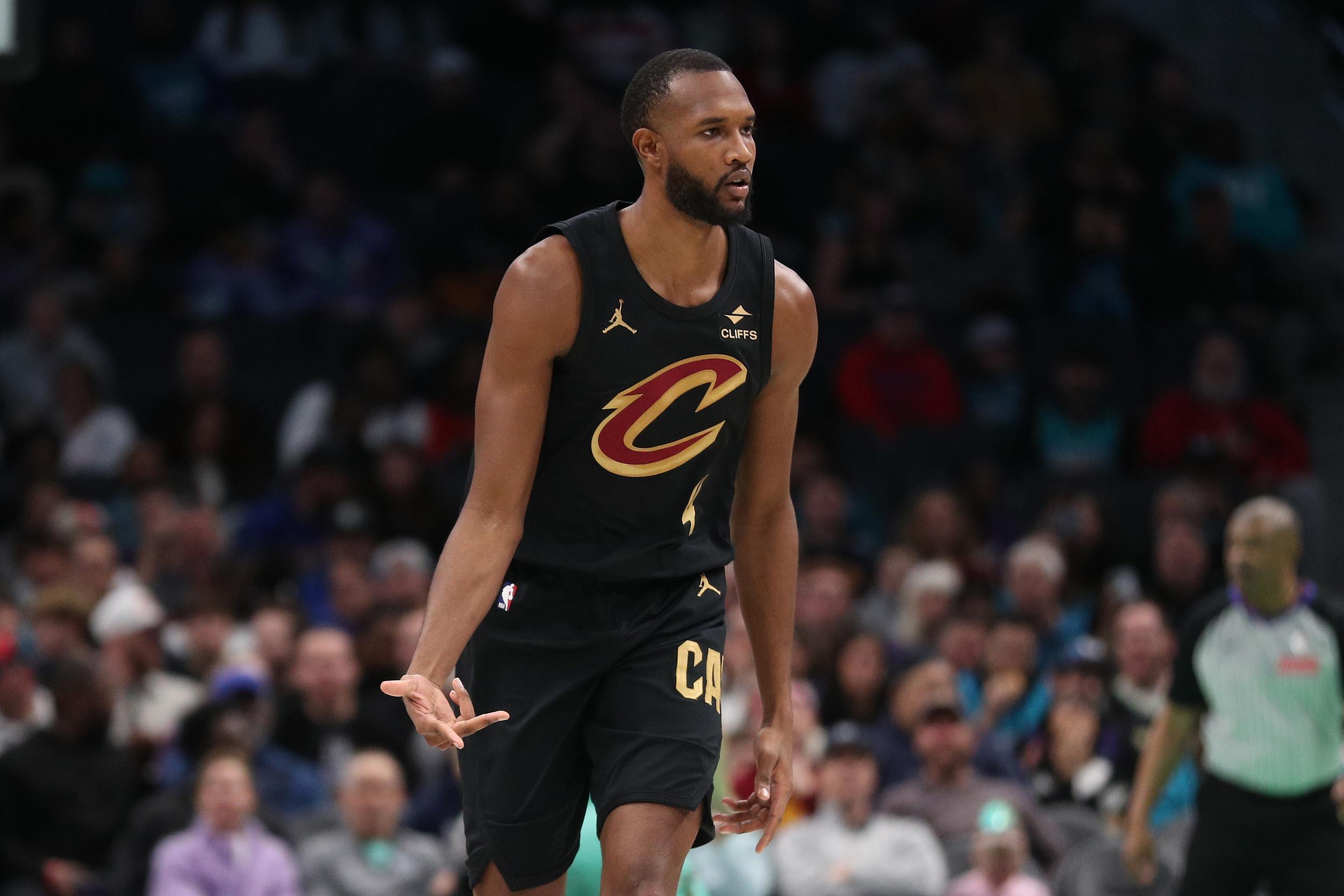 季前赛手感遇冷！莫布里13中3仅得8分，骑士胜活塞