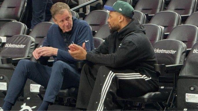 师徒再聚首！斯托茨与利拉德季前赛场边温馨交流