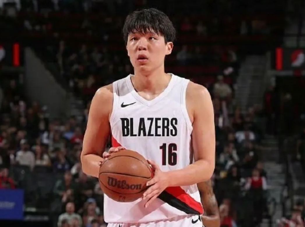 杨瀚森再战勇士显进步：晃飞霍福德展现全能身手