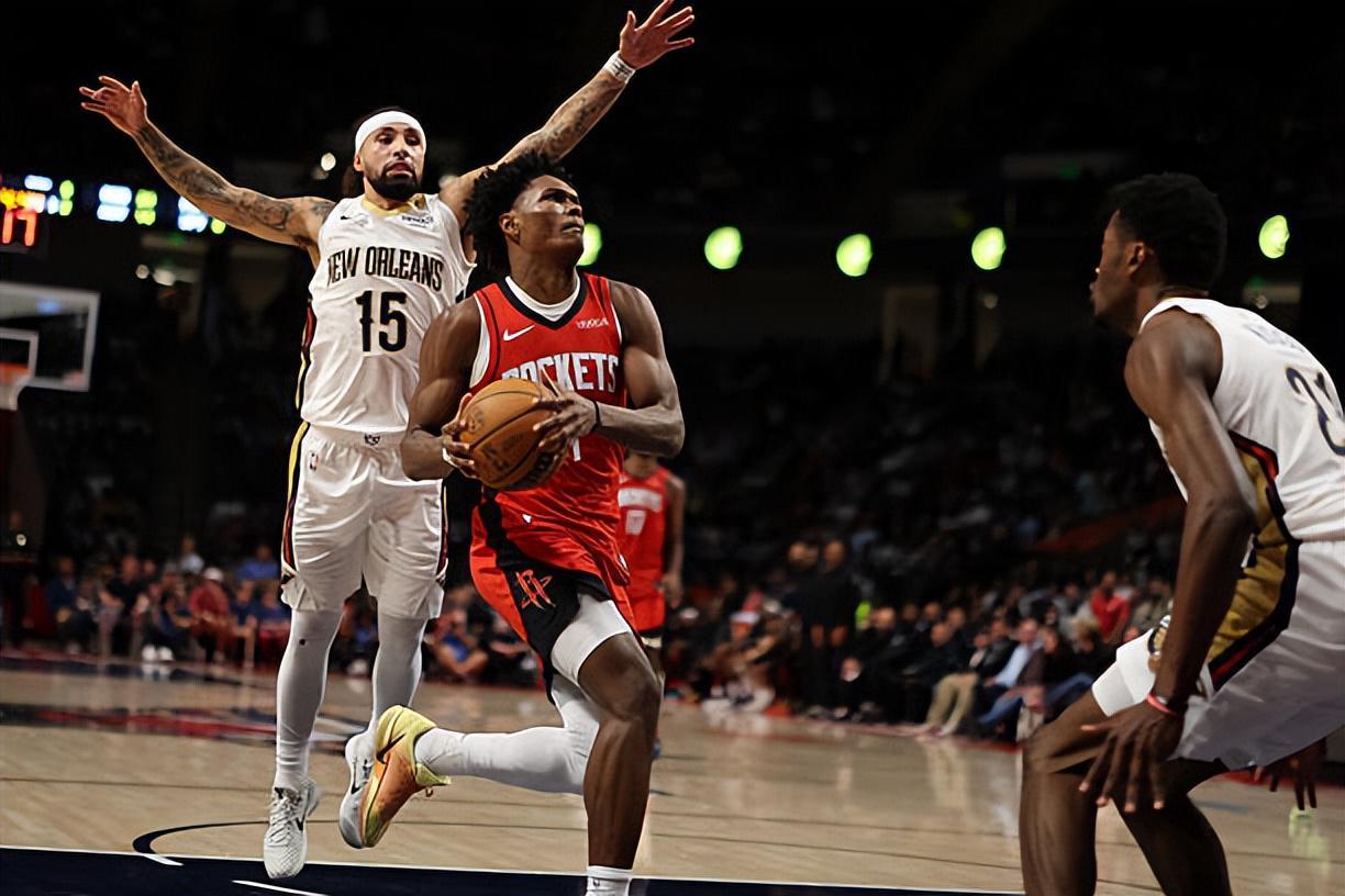 火箭后场新星阿门进步显著，但控卫位置是否合适存疑？