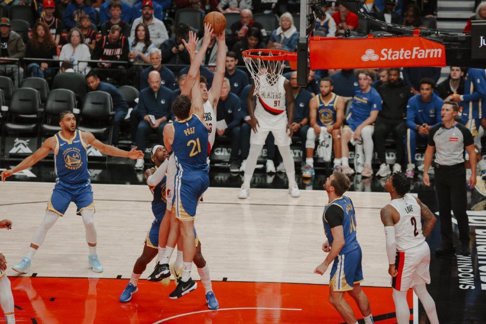 NBA季前赛：开拓者18分领先险被勇士翻盘，杨瀚森4分6板库里15分
