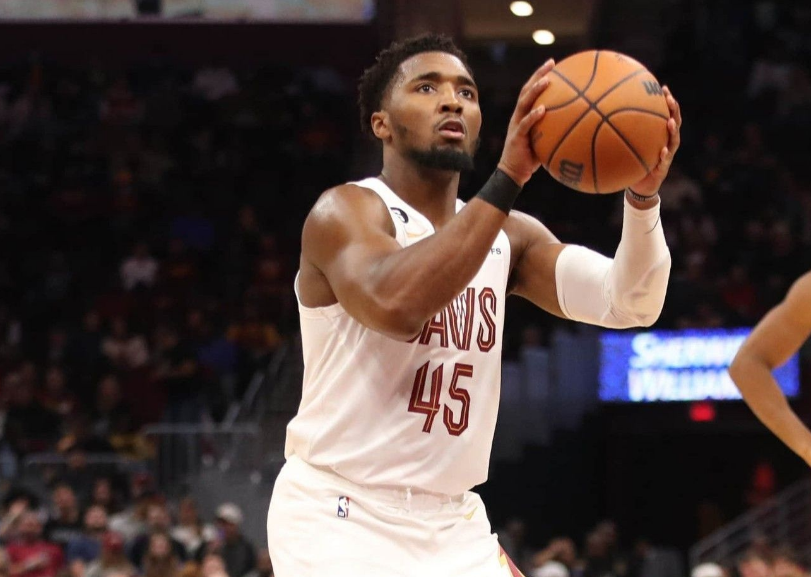 骑士季前赛收官战终获首胜！米切尔17分率队击败活塞