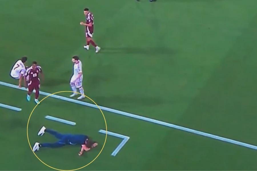 惊魂一刻！卡塔尔主帅洛佩特吉被皮球击中面部痛苦倒地