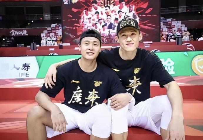 杜锋率广东队为周鹏庆生，赵睿与训练师“拍蛋糕”引欢笑