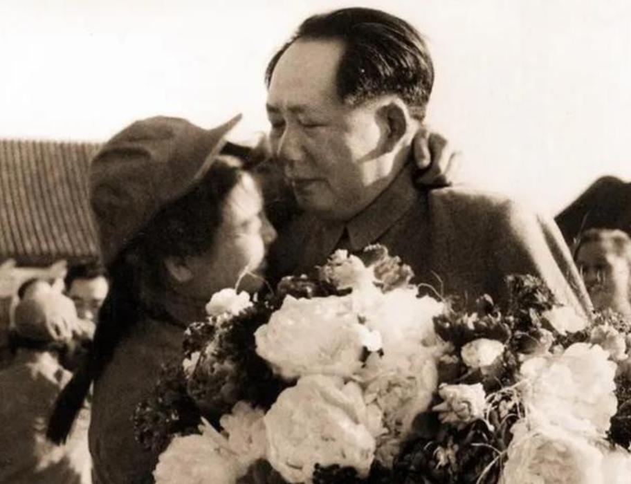 1952年女战士解秀梅献花时拥抱毛主席，后续故事令人动容