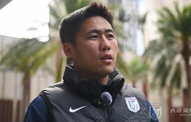 大连英博球员宋岳右膝多处损伤，已顺利完成微创手术