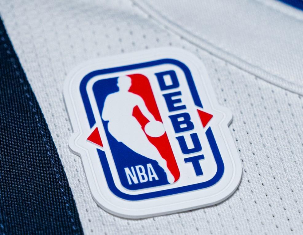 NBA新秀首秀将佩戴专属徽章，赛后徽章嵌入球星卡发售