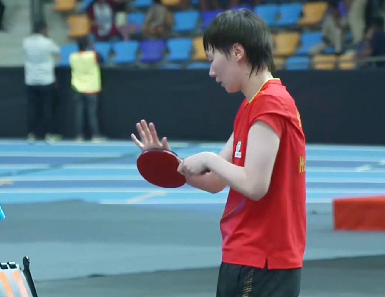 王曼昱3-1逆转桥本帆乃香，女团决赛首盘先声夺人