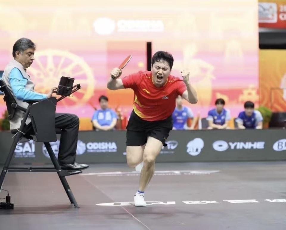 国乒男团3-2逆转日本队！梁靖崑林诗栋落泪，日本队集体沉默引热议