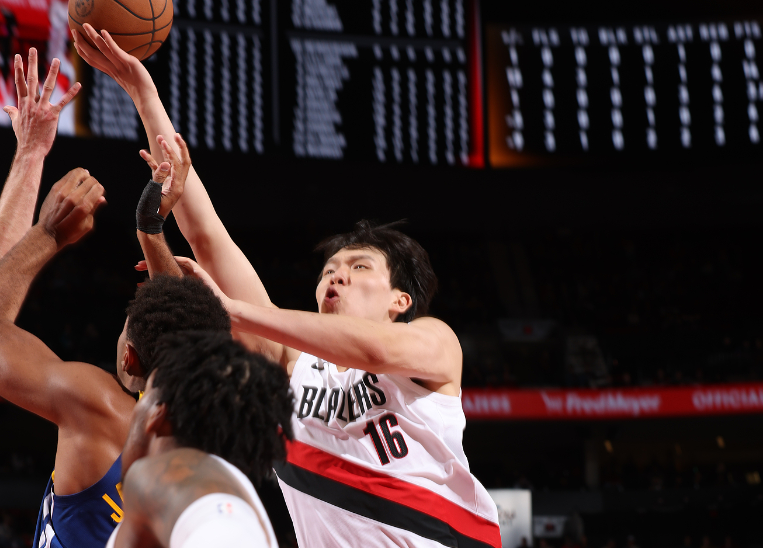 拓媒深度点评杨瀚森：空位难获传球，勾手训练成突破关键