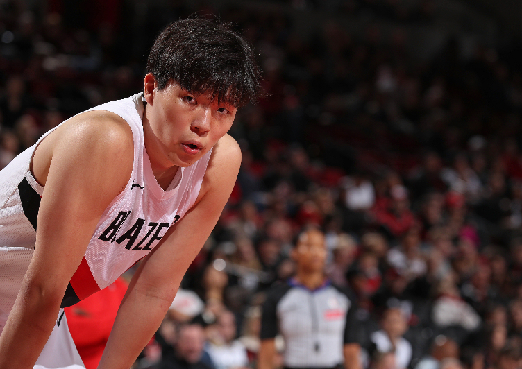 媒体人评杨瀚森：防挡拆决策待优化，犯规问题成焦点