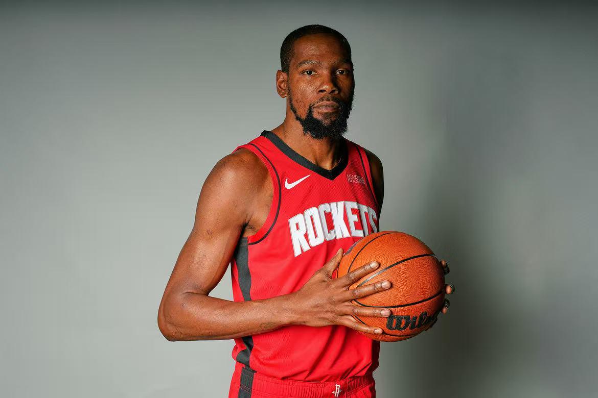 前NBA球员特纳批火箭新星阿门冲动，杜兰特评论区激烈回应