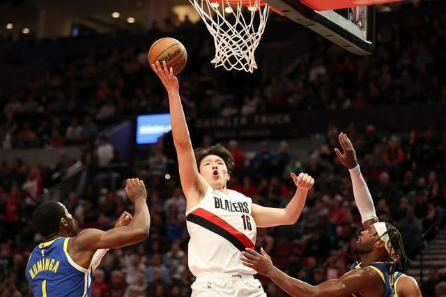 NBA季前赛：杨瀚森篮板创新高 与主帅探讨跑位策略