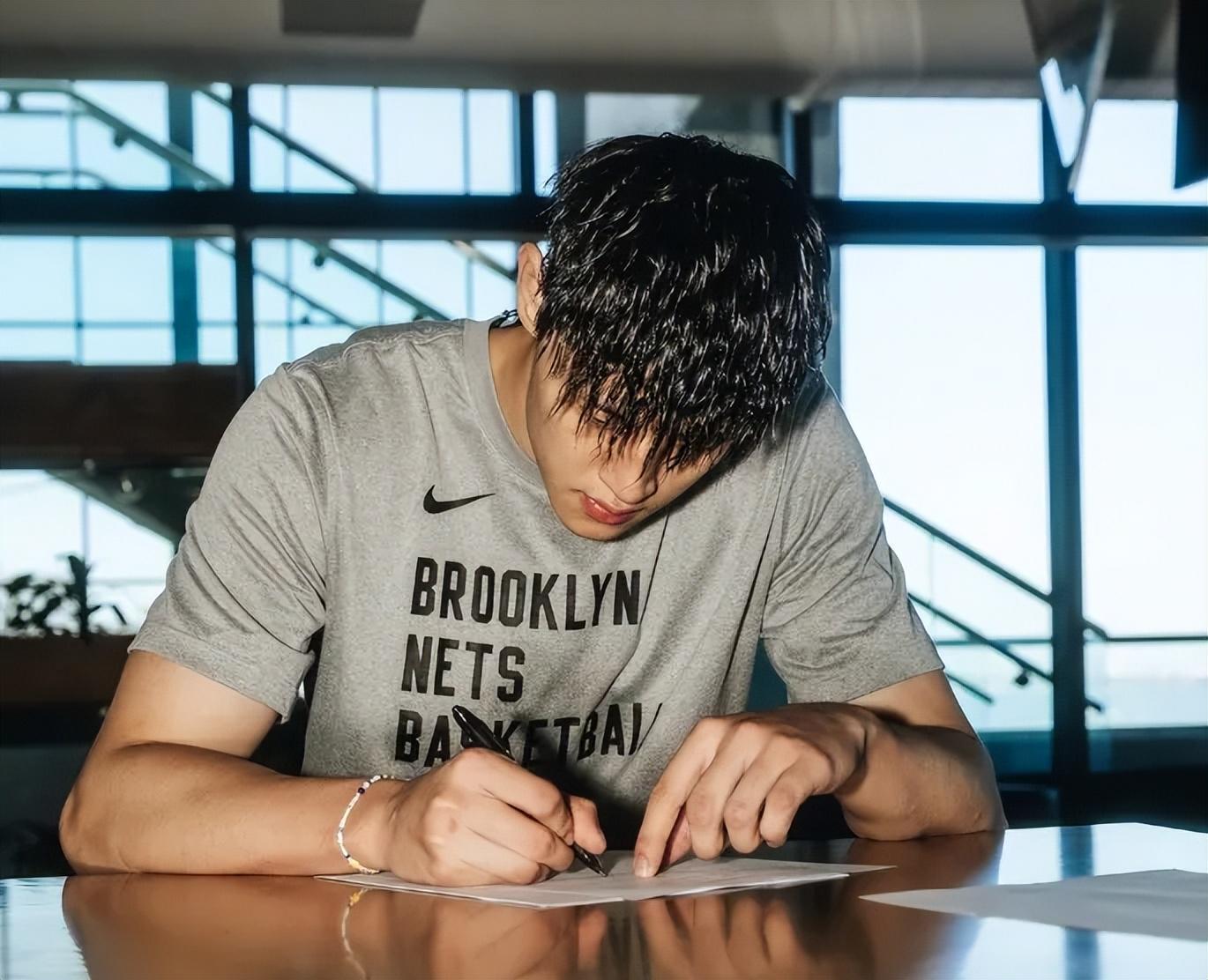 篮网裁员曾凡博引争议：Exhibit10合同与商业利用真相