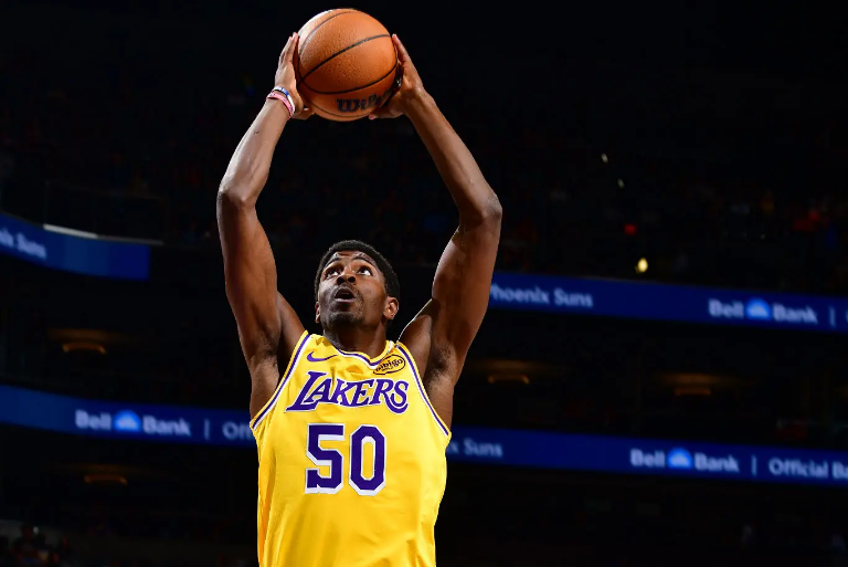 防守强度提升！前火箭后场小将能否在湖人站稳脚跟？