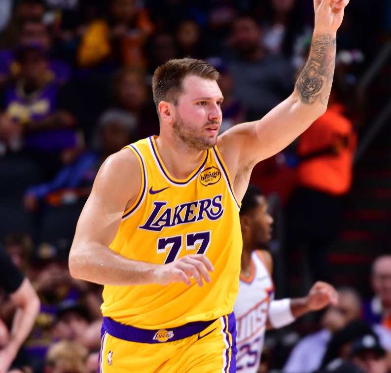 东契奇复出首战狂轰25+7+4！减重后状态火热剑指MVP