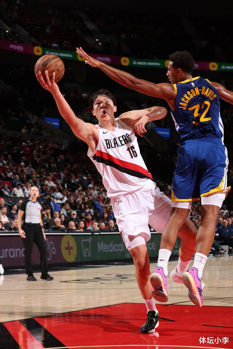 杨瀚森9分6板1帽创篮板新高！勇士18分逆转开拓者，库里狂轰28分