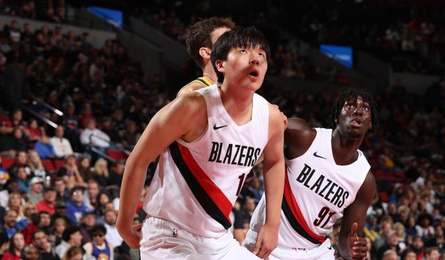 NBA季前赛：勇士118-111力克开拓者，杨瀚森9分创纪录，库里28分