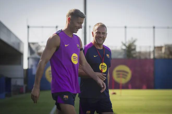 西媒曝巴萨不满莱万带伤作战：本应提前下场避免长期伤缺