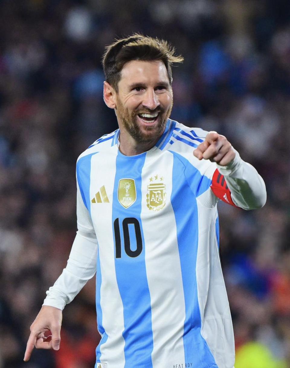 梅西国家队60次助攻创历史！阿根廷6-0狂胜，球王双响闪耀