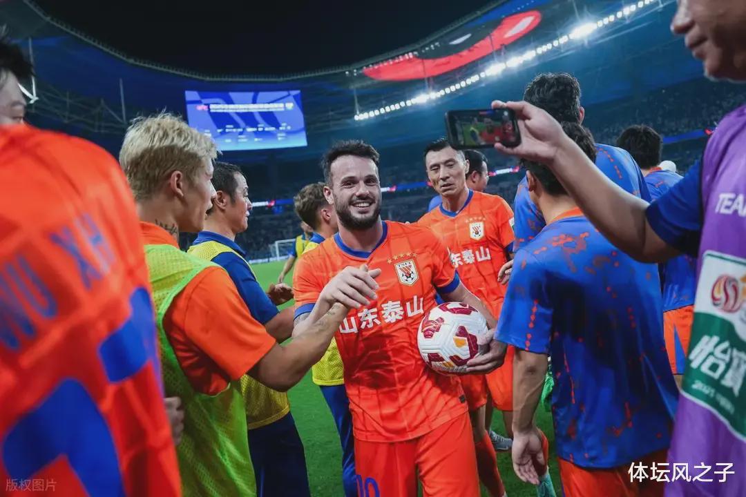 泰山球迷忧心：王大雷晒照疑与瓦科告别，续约前景存疑