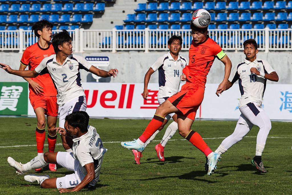 中国男足热身赛缺席引热议，日韩双胜世界强队创历史