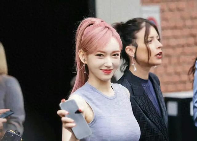 惊艳身材！她的胸部比例惊人，一个胸竟比脸还大