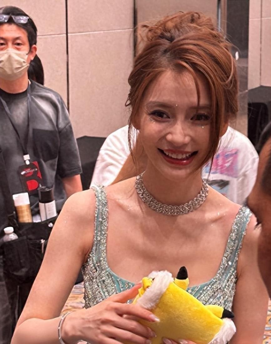 杨颖高调官宣喜讯！一张照片意外让黄晓明成"笑话"，陈伟霆赢麻了