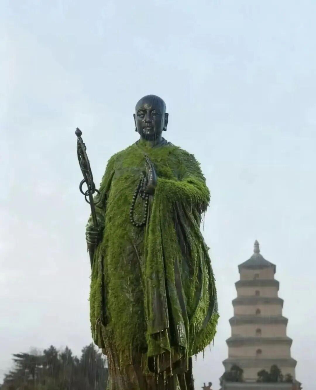 西安大雁塔玄奘法师雕塑长青苔？官方辟谣：纯属谣言