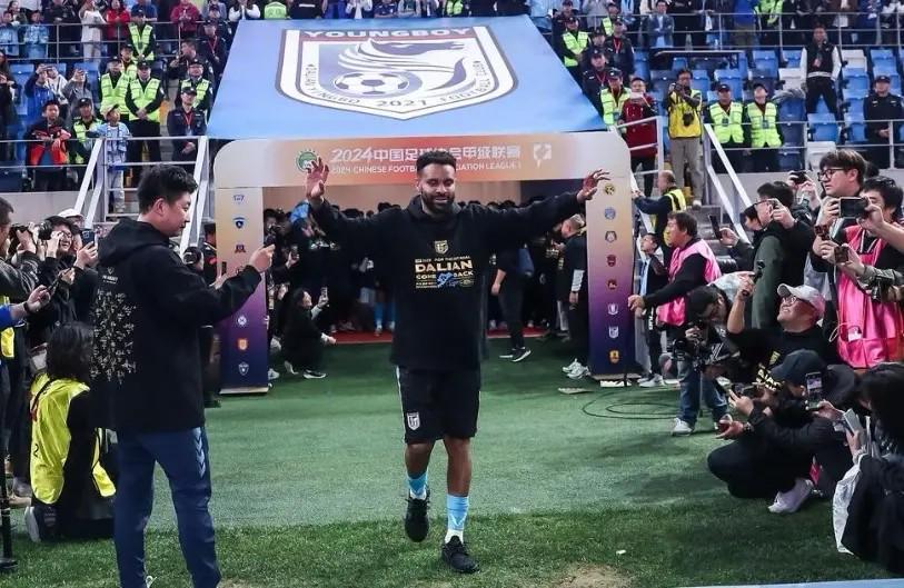 大连英博将迎队史首外援罗伯森退役仪式，对阵武汉三镇