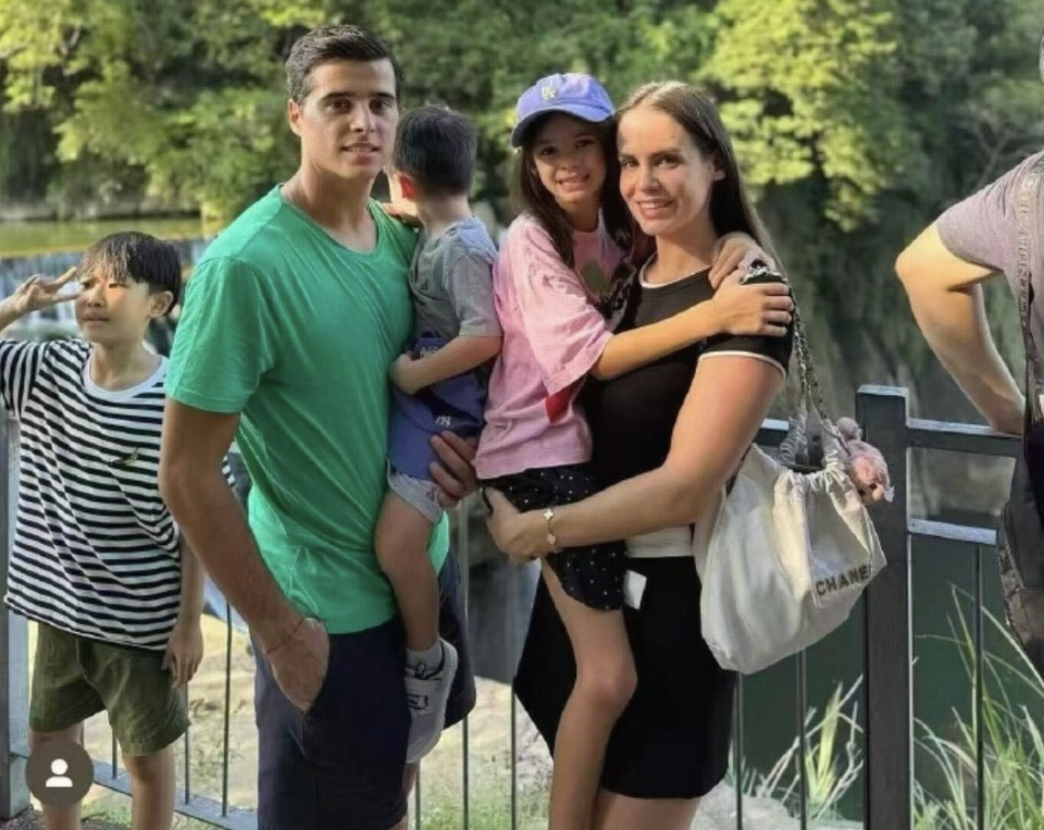 申花外援特谢拉社媒配错旗引争议，俱乐部应教育处罚？