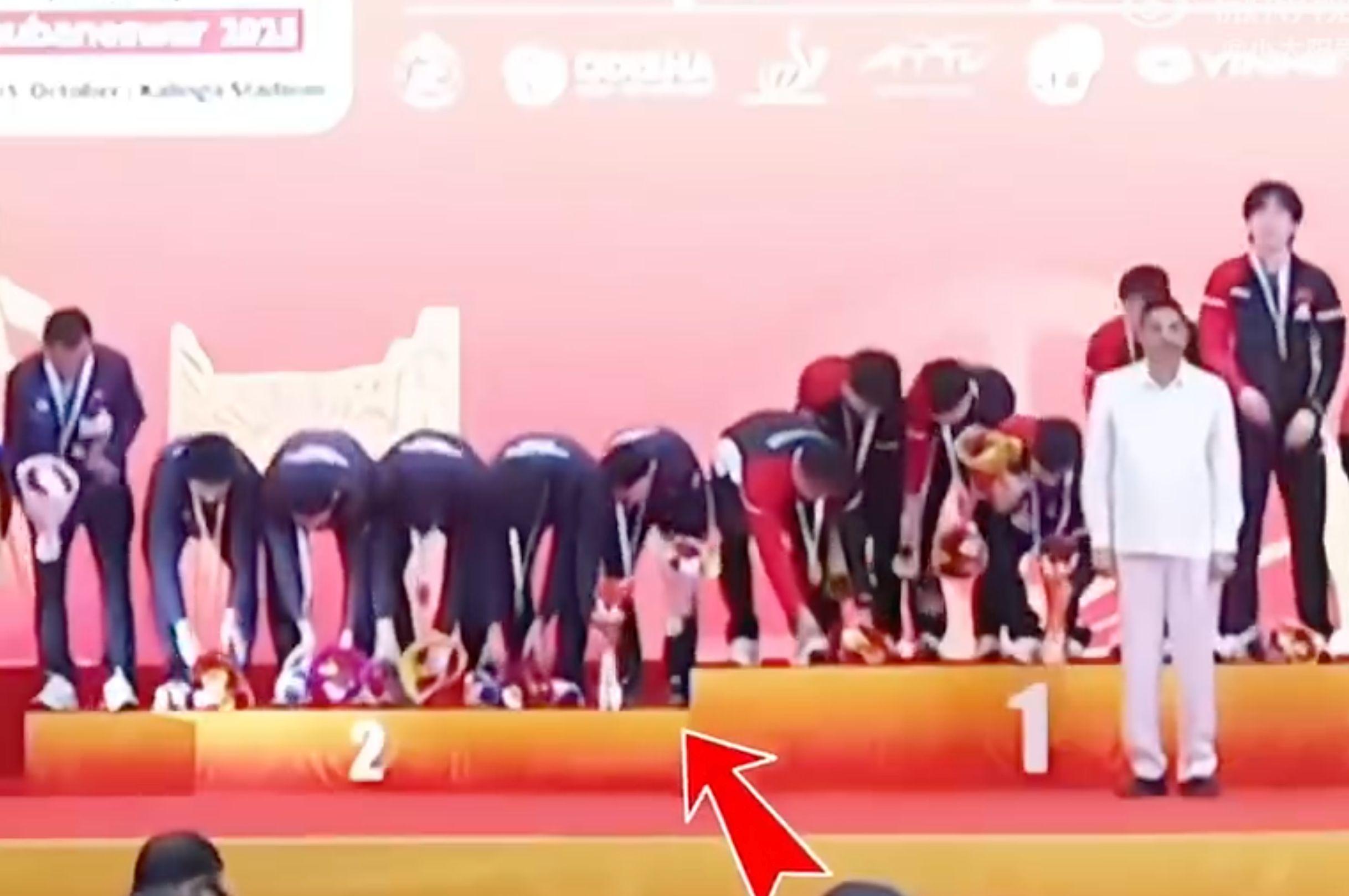 泪目瞬间！国乒夺冠奏国歌，中国香港队共同高唱感动全场