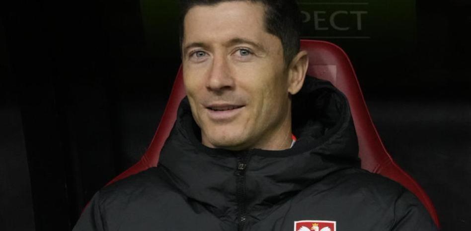 世体披露：莱万国家队受伤后坚持踢满全场，巴萨表达不满