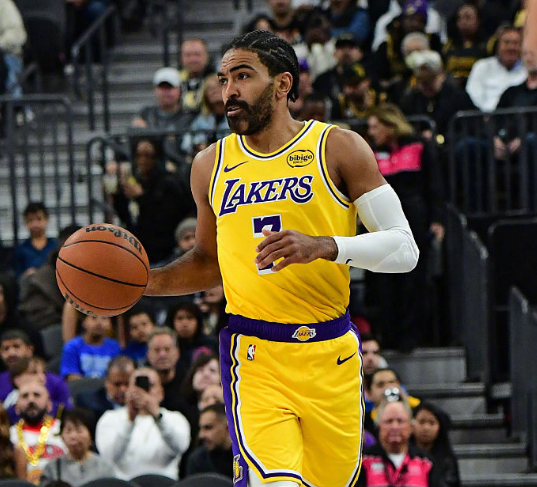 文森特6分钟狂轰18分！詹姆斯社媒盛赞：GV要疯了