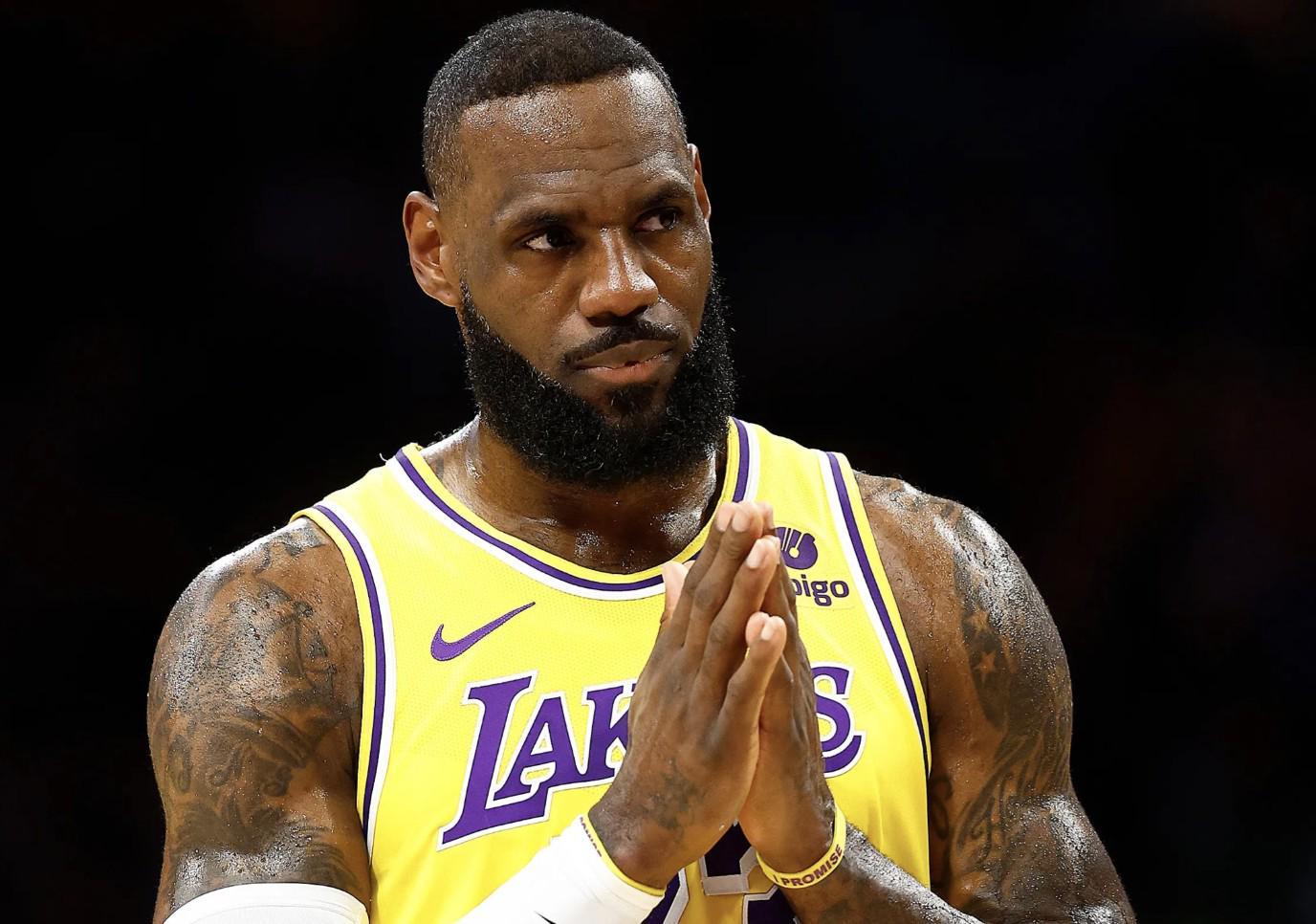 Shams：湖人谨慎对待詹姆斯坐骨神经痛，预计11月中复出