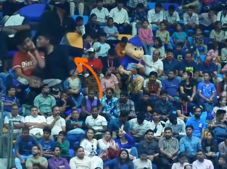 印度亚锦赛惊现辣眼一幕：男观众多次强吻同伴遭拒