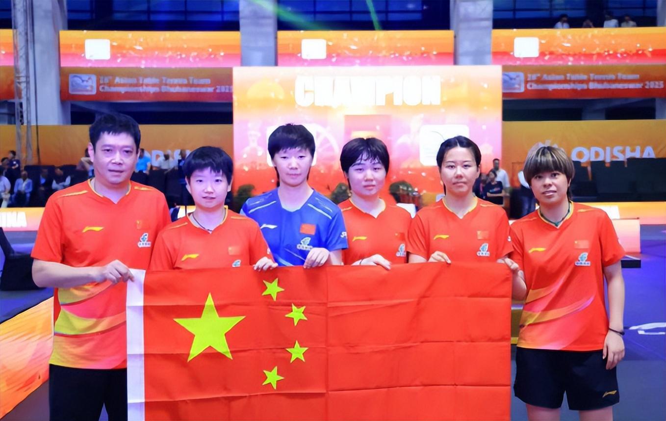 女团亚锦赛夺冠：莎莎邱导谦让奖杯，C位笑颜传递乒坛精神