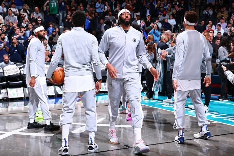 湖人季前赛末节遭逆转，文森特神勇三分，詹姆斯盛赞