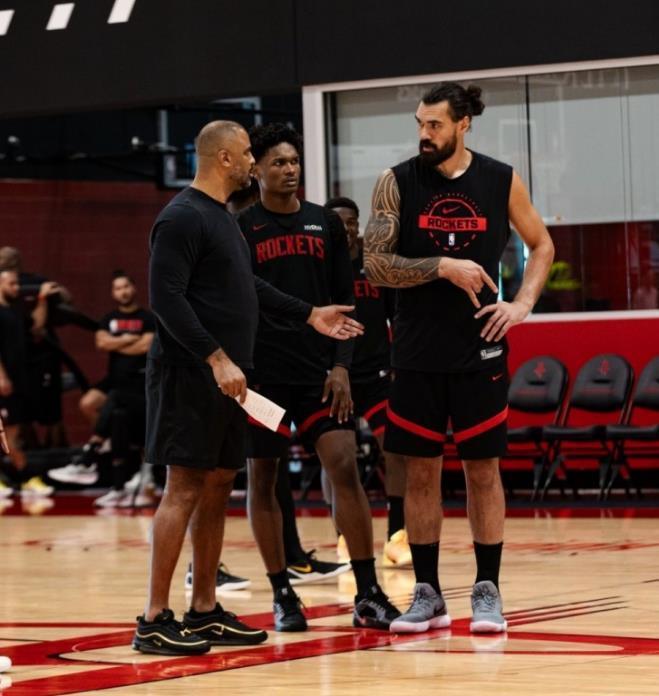 火箭新星阿门·汤普森崛起！三场三分6中4，进化速度惊人