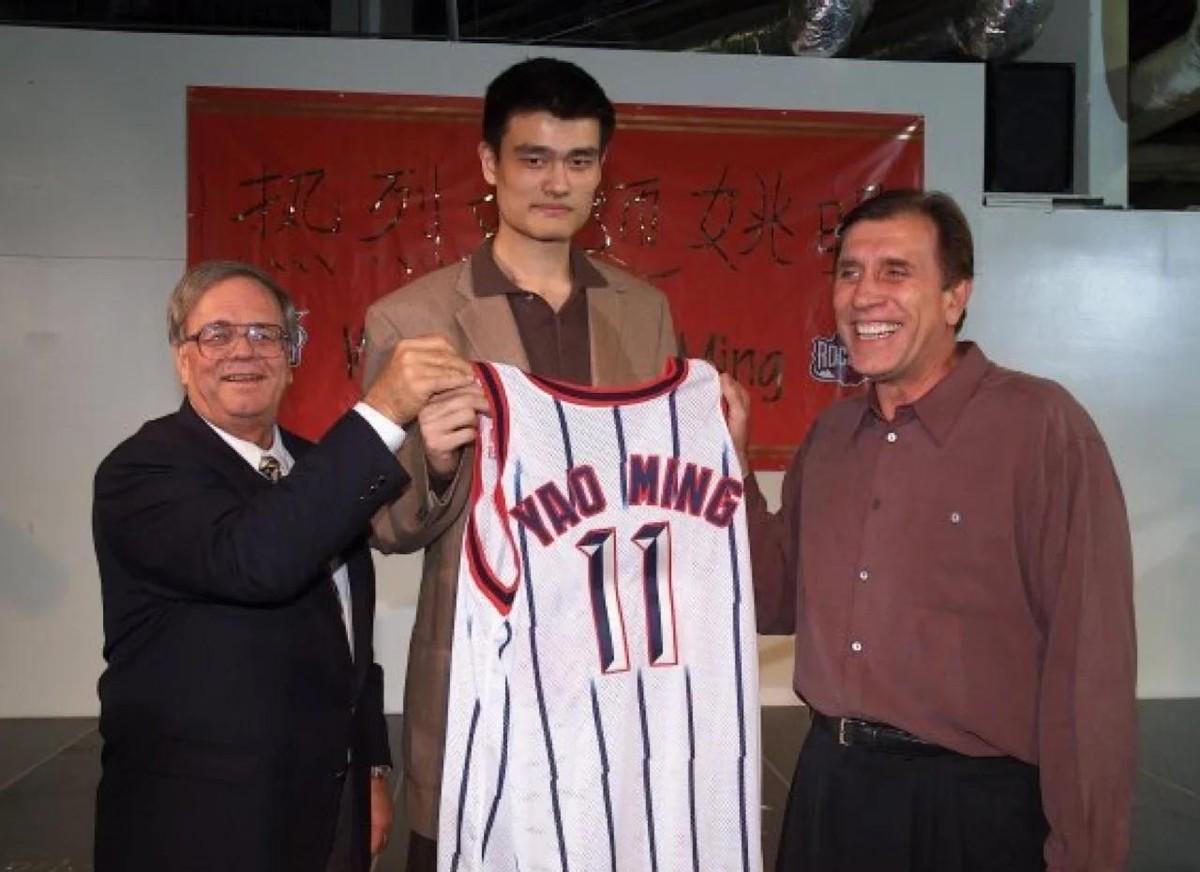 姚明是02年NBA状元，那一年的探花、榜眼是谁？他们的生涯如何？