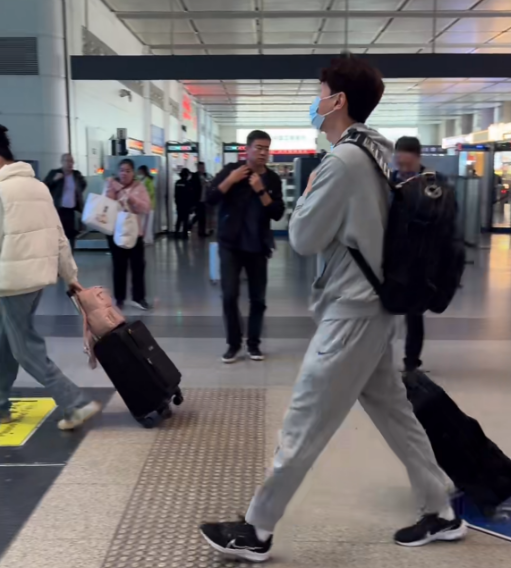 泰山队五外援齐出征浙江，后防主力复出，年轻球员出征减少