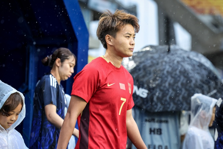 王霜偶像C罗引争议：梅西无端被喷的逻辑何在？