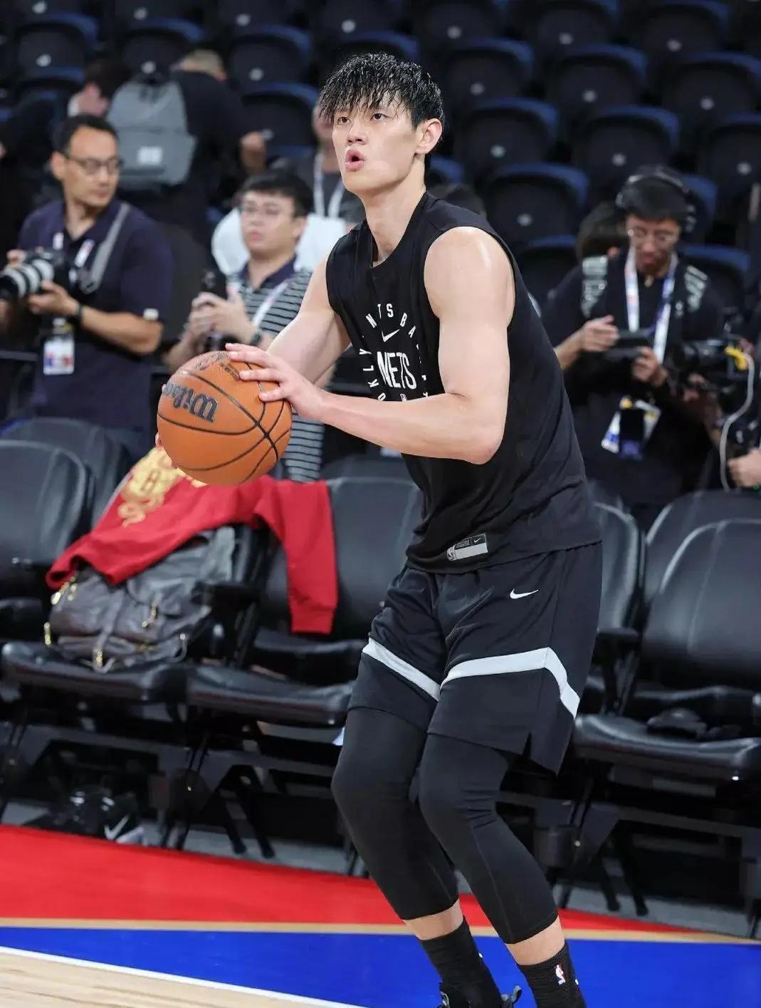 曾凡博职业选择：回国打CBA还是转战NBA发展联盟？