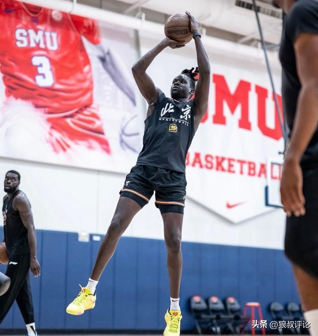 曾凡博去向牵动奥莫特续约，北京男篮外援选择成焦点