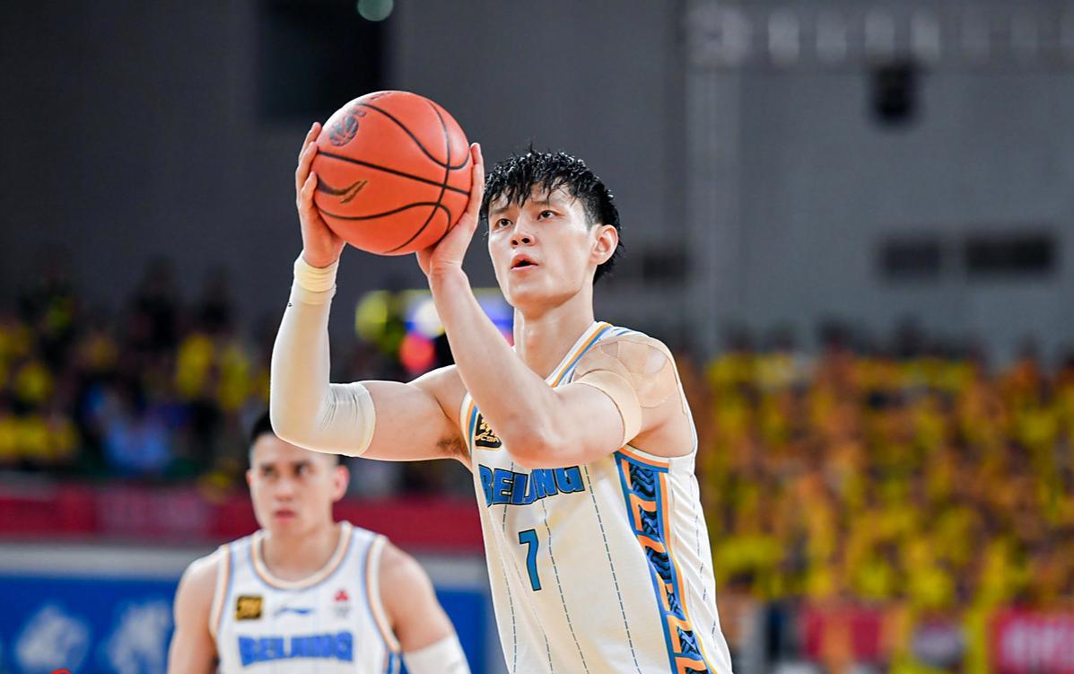 曾凡博回归CBA引热议：两大看点揭晓，四大小前锋争锋