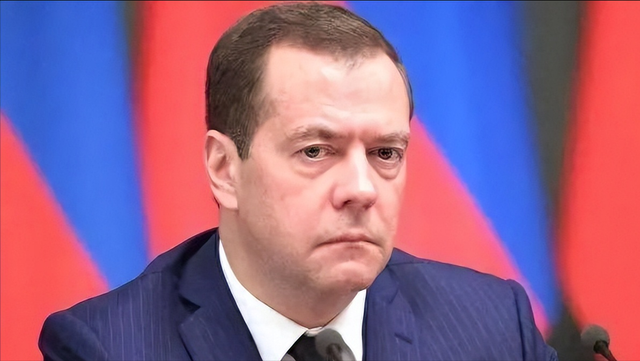 俄罗斯核警告后，特朗普暂停‘战斧’导弹交付的深层博弈