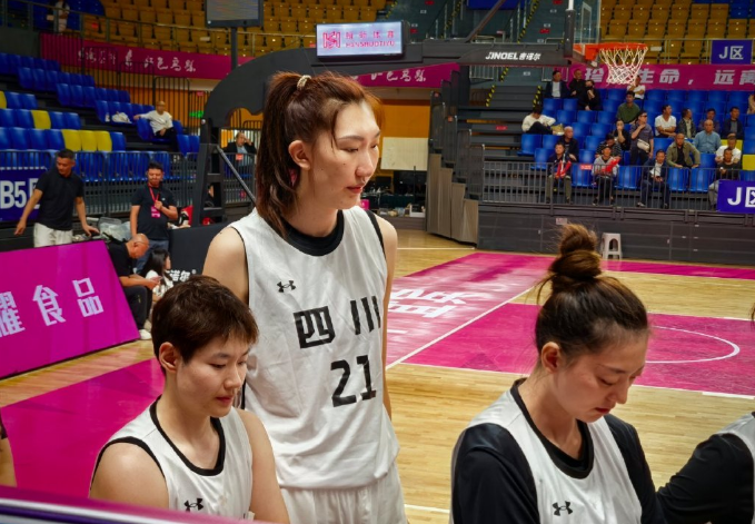 全锦赛：四川女篮38分狂胜武汉 韩旭高效表现助队冲4连冠