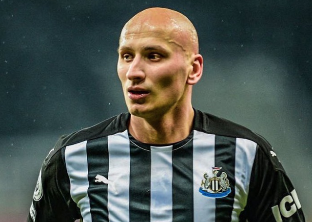 月薪2700刀！33岁英超名将到亚洲踢球：偷盗猖獗 逃离英国